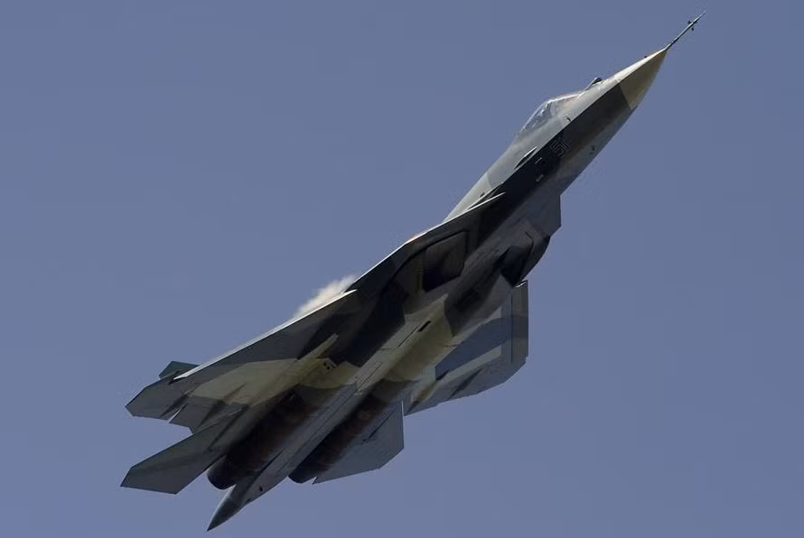 Với giá thành cao như vậy, Su-57E sẽ tự đặt rào cản cho nhiều quốc gia muốn tiếp cận loại vũ khí này. Một phần vì giá thành quá cao và một phần là do năng lực của chiến đấu cơ Su-57 vẫn còn khá... mơ hồ. Nguồn ảnh: Rumil.