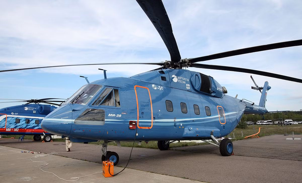 Mi-38 có thiết kế cơ bản với phi hành đoàn bao gồm hai người, khả năng chở theo 5 tấn hàng hoá trong thân máy bay, 6 tấn hàng hoá treo ngoài máy bay hoặc tối đa 30 người.