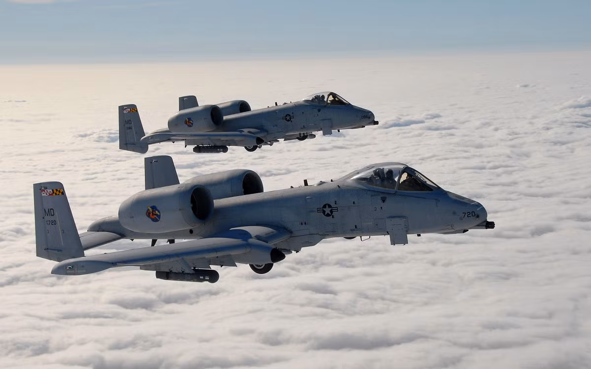 Và thế là A-10 Thunderbolt II được ra đời. Chiếc cường kích cơ này có độ chính xác cao, bọc giáp dày, hoạt động ổn định, tốc độ tối thiểu thấp - cực kỳ phù hợp với hoạt động ném bom hoặc dội pháo yểm trợ mặt đất. Nguồn ảnh: Pinterest.