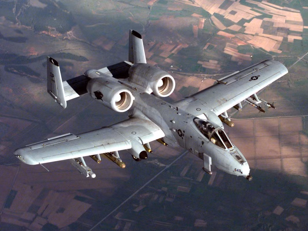 Với độ chính xác cao, cường kích cơ A-10 Thunderbolt II của Mỹ hoàn toàn có thể tấn công các mục tiêu đối phương đang ở sát quân ta mà không sợ hoả lực bay "nhầm" phe, tốc độ tối thiểu chậm chỉ 220 km giúp ích rất lớn cho những pha tấn công chính xác này - nơi mà hoả lực không được rơi lệch mục tiêu quá 30 mét để tránh rơi trúng vào đầu quân mình. Nguồn ảnh: Pinterest.