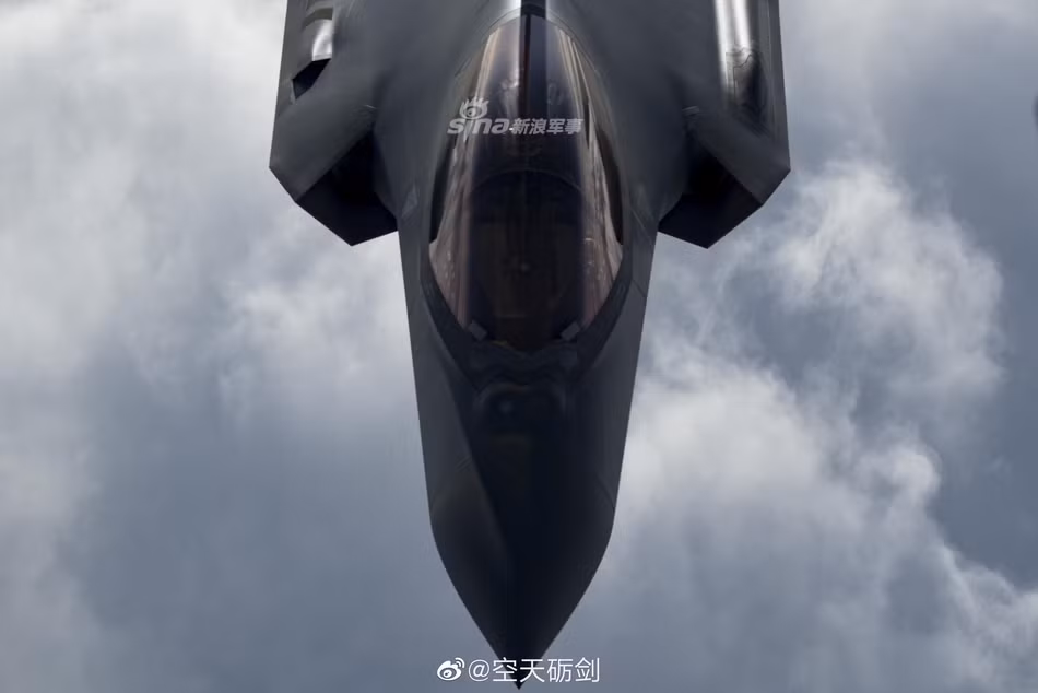 Sau đó, nhân viên tiếp liệu trên chiếc KC-135 sẽ điều khiển vòi bơm nhiên liệu vào đúng vị trí tiếp nhận. Nguồn ảnh: Sina.