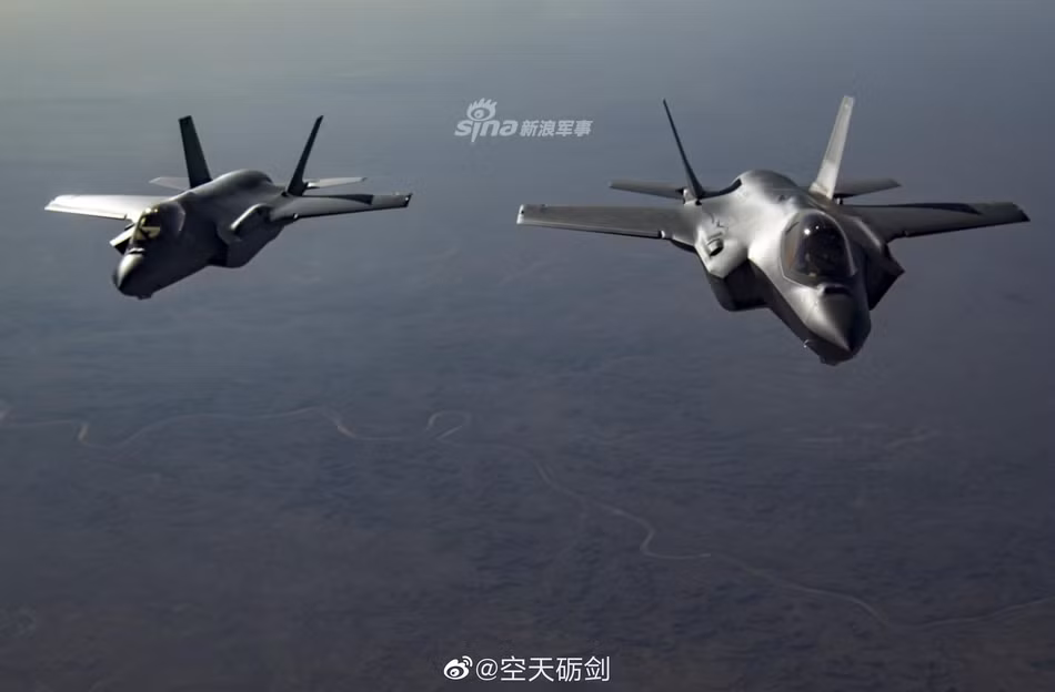 Mặc dù nghe có vẻ khá phiền phức nhưng thực tế, không chỉ tiêm kích thế hệ năm như F-35 mới đặt ống nhận nhiên liệu trên không ở vị trí này, bản thân tiêm kích F-16 của Mỹ một vài phiên bản cũng có vị trí nhận nhiên liệu tương tự. Nguồn ảnh: Sina.