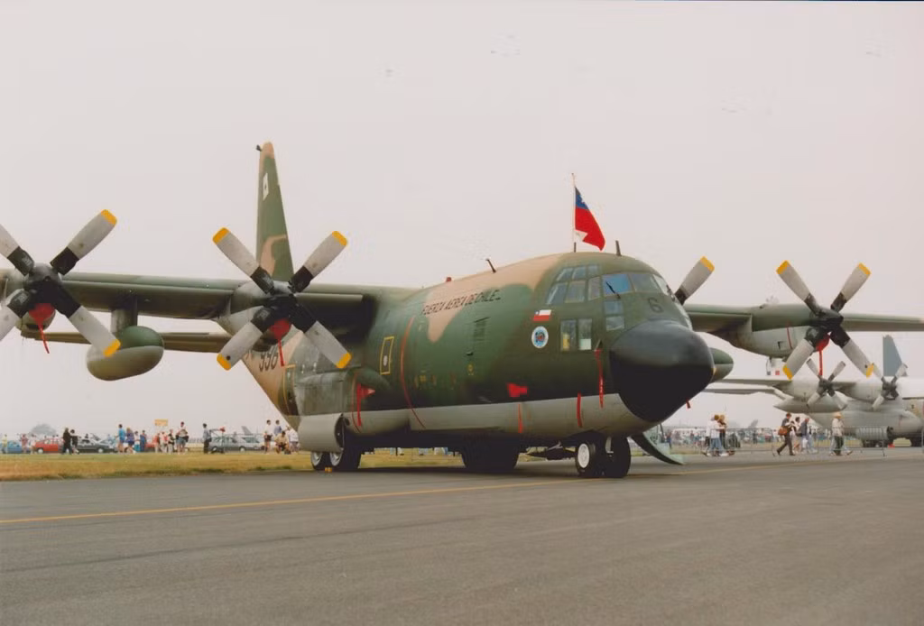 C-130 là loại vận tải cơ rất bền bỉ từng được không quân Mỹ sử dụng suốt từ chiến tranh Việt Nam tới nay. Đây là loại vận tải cơ đáng tin cậy, có khả năng bay biển tốt dù chỉ sử dụng động cơ cánh quạt. Nguồn ảnh: Pinterest.