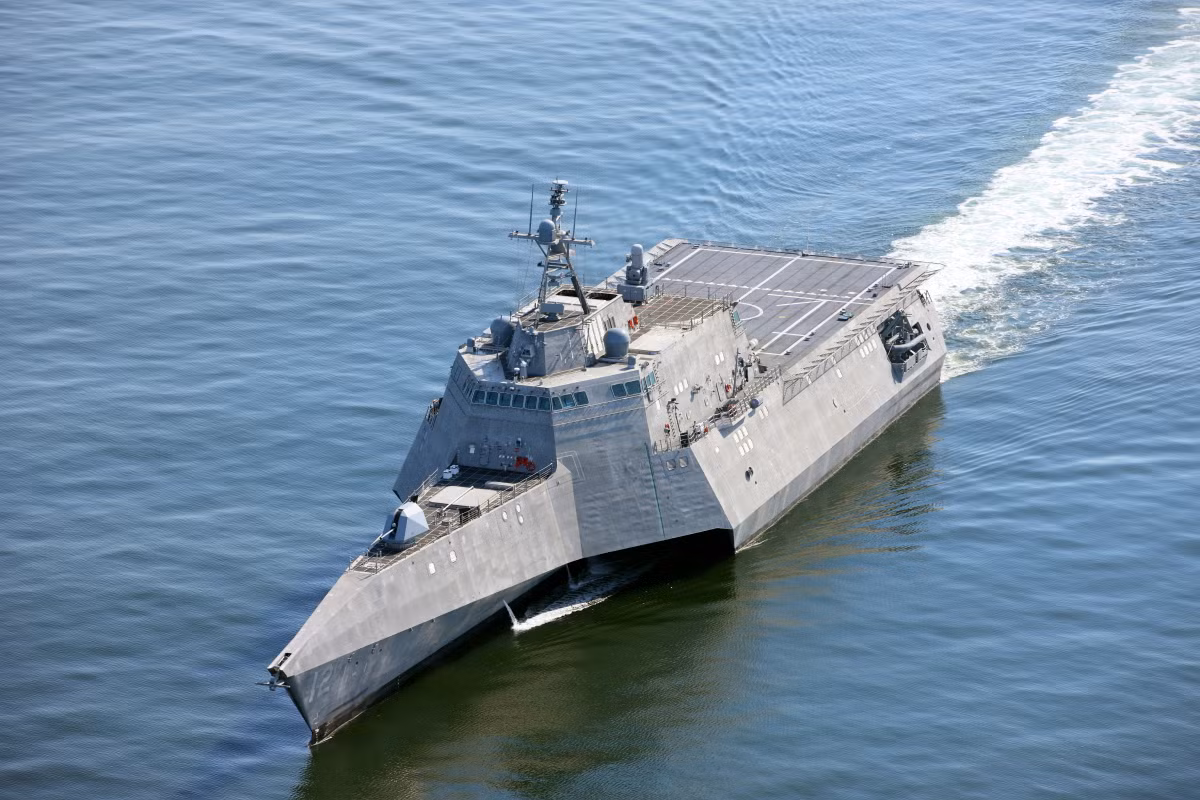 Đơn cử như tàu chiến đấu ven bờ USS Omaha của Hải quân Mỹ được đóng theo lớp tàu ba thân Independence có độ giãn nước tối đa chỉ 2300 tấn Nguồn ảnh: Defence-blog.