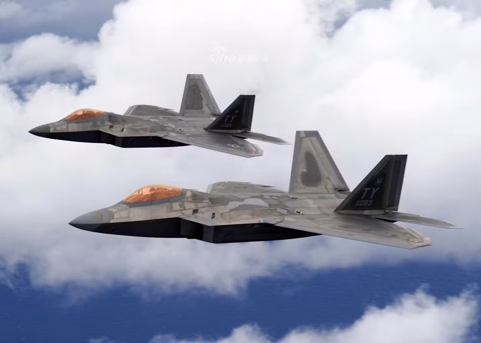 Không rõ kiểu thay đổi này có thể khiến F-22 Raptor khó bị phát hiện ra bởi mắt thường hơn hay không. Tuy nhiên về cơ bản, màu sơn tối hơn của F-22 Raptor sẽ khiến nó dễ bị lộ diện hơn khi di chuyển trong mây trắng. Nguồn ảnh: Sina.