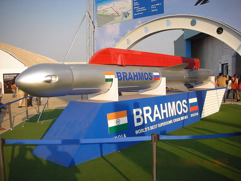 Đúng theo như dự đoán, Philippines sẽ ký hợp đồng mua hai khẩu đội tên lửa hành trình BrahMos từ phía Ấn Độ và trở thành quốc gia đầu tiên trên thế giới nhập khẩu loại vũ khí nguy hiểm này. Nguồn ảnh: Pinterest.