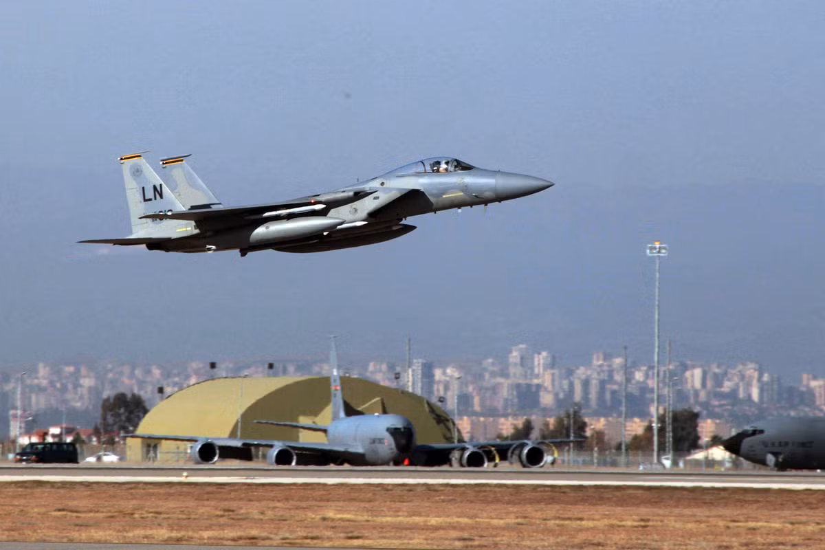 Việc chuyển giao các hệ thống phòng không S-400 mới nhất do Nga sản xuất, gây ra sự rạn nứt đáng kể trong quan hệ giữa Thổ Nhĩ Kỳ và Mỹ, khi ông Erdogan cho biết S-400 sẽ hoạt động đầy đủ vào tháng 4-2020.