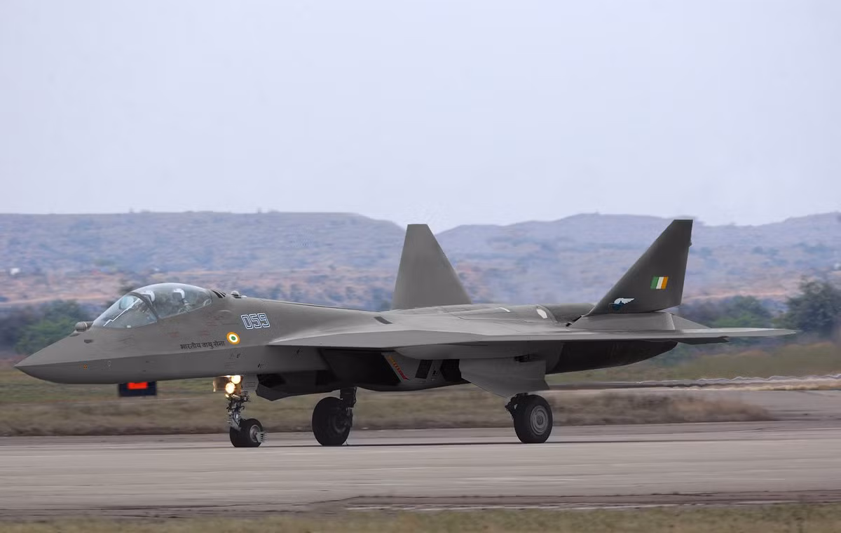 Ấn Độ từng là "bạn đồng hành" của Nga trong chương trình Sukhoi Su-57 nhưng giờ đây đã rút lui khỏi chương trình này. Thay vào đó, Ấn Độ đang dốc sức nỗ lực hoàn thiện chương trình HAL AMCA - chương trình tiêm kích thế hệ năm đầu tiên do Ấn Độ tự thân thực hiện. Nguồn ảnh: BI.