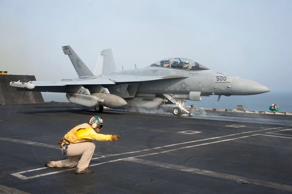 Tướng Hoffmann cho biết, điều khoản mua bán quy định tập đoàn Boeing của Mỹ không có trách nhiệm bồi thường khi xảy ra tai nạn, ngay cả khi đó là sự cố kỹ thuật và không phải lỗi phi công.