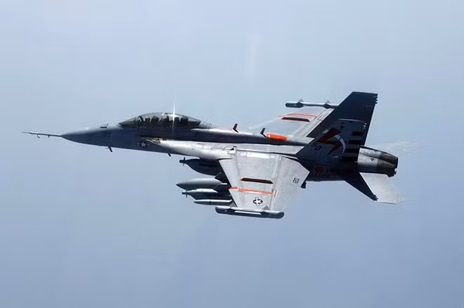 Dù là máy bay tác chiến điện tử nhưng EA-18G vẫn có một radar AESA đa chế độ APG-79 và một Hệ thống Điều khiển Helmet-Mounted Cueing để dẫn đường cho các loại tên lửa không đối không và không đối đất. Với nhiều khả năng đỉnh cao như vậy, EA-18G là loại máy bay tác chiến điện tử kiêm tiêm kích mạnh nhất và độc nhất vô nhị trên thế giới.