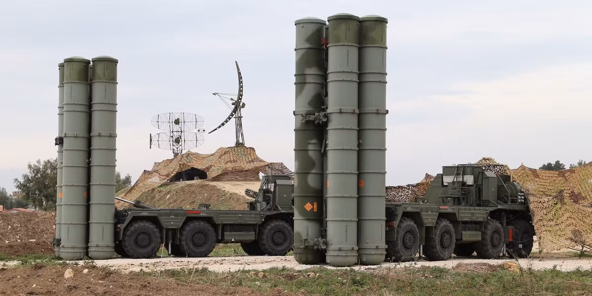 Ngoài việc thu được nhiều tín hiệu từ hệ thống tên lửa S-400, phía Mỹ cũng khẳng định một khi quân đội nước này bẻ được mã của tên lửa S-400, loại tên lửa phòng không nguy hiểm nhất thế giới này sẽ không khác gì "cá nằm trong chậu" khi đối đầu với không quân Mỹ. Nguồn ảnh: BI.