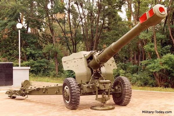 D-20 cũng là khẩu lựu pháo đầu tiên của Liên Xô có cỡ nòng 152mm và tầm bắn xa vượt 20km. Phần khung pháo sử dụng chung khung của pháo D-74 nhưng giá đỡ phía sau được tăng cường thêm hai bánh xe nhỏ để kíp chiến đấu dễ dàng xoay pháo trên chiến trường. Nguồn ảnh: Military.