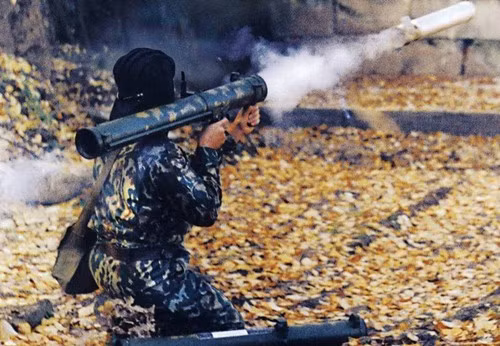 Về cơ bản, Shmel là loại vũ khí dùng một lần. Kiểu tiết kế của khẩu súng phóng lựu này cho phép nó hoạt động như một khẩu súng không giật với cấu trúc khá độc đáo. Nguồn ảnh: Pinterest.