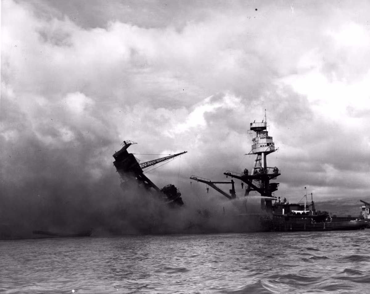 Cho tới ba ngày sau khi tàu USS Arizona bị chìm, người ta vẫn còn nghe thấy những tiếng cờ lê đập vào thành tàu trong vô vọng. Thợ lặn hải quân Mỹ làm hết sức mình nhưng không thể khoan thủng được thân tàu để mở đường cho những người bị mắc kẹt bên trong. Nguồn ảnh: BI.