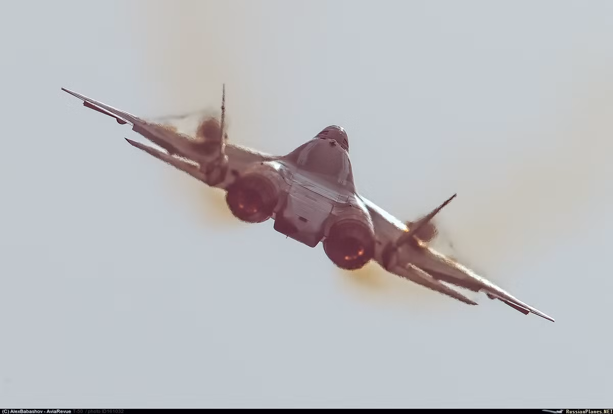 Theo các chuyên gia nhận xét, có khả năng tiêm kích Su-57 của Nga cũng bị giới hạn khả năng của khoang chứa vũ khí giống như những gì mà F-22 Raptor từng gặp phải khi nó không thể mang được mọi loại vũ khí mà không quân Mỹ đang sử dụng. Nguồn ảnh: RYBT.