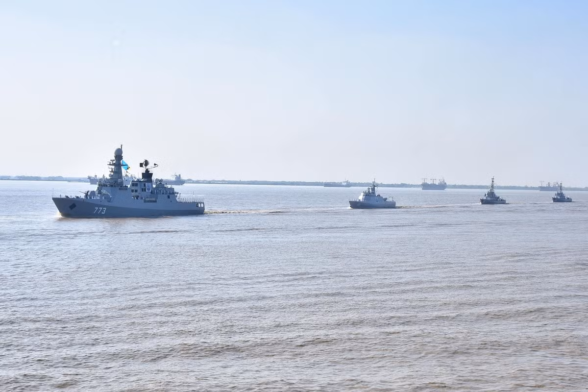 Hộ vệ hạm UMS Tabinshwehti dẫn đầu đoàn diễu hành trên sông Yangon. Nguồn ảnh: Livejournal.