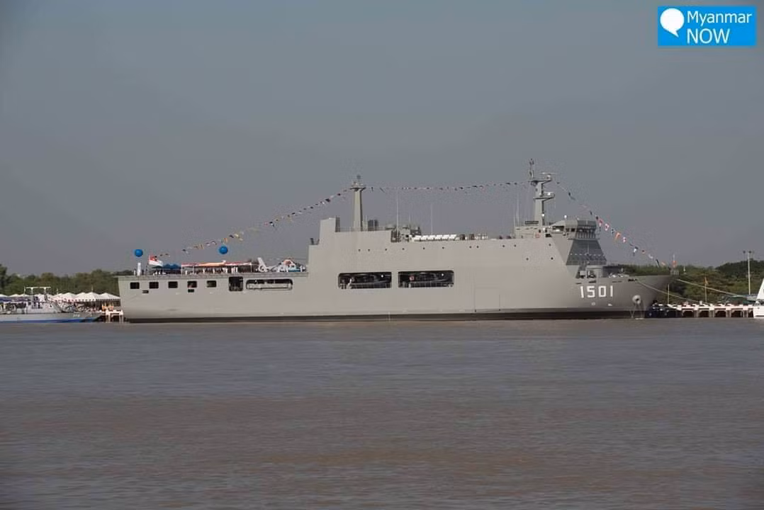 Tàu đổ bộ lớp Makassar do Hàn Quốc đóng mới cũng vừa mới được đưa vào biên chế của Hải quân Myanmar hôm 24/12 vừa rồi. Nguồn ảnh: Livejournal.