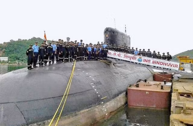 Tàu ngầm mà Ấn Độ bán cho Myanmar là INS Sindhuvir (S58), thuộc Đề án 877, lớp Kilo. Ấn Độ mua tàu ngầm này từ Liên Xô vào những năm 1980 và được hiện đại hóa trước khi bán cho Myanmar.