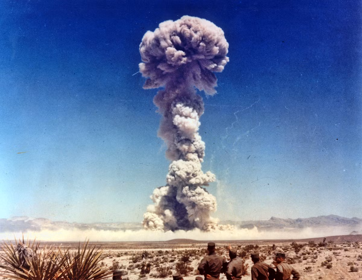 Quân đội Mỹ thử nghiệm kích nổ quả bom hạt nhân mang mật danh "Con Chó" tại sa mạc Nevada năm 1951 với sức nổ tương đương 21 kiloton. Nguồn ảnh: Warishell.