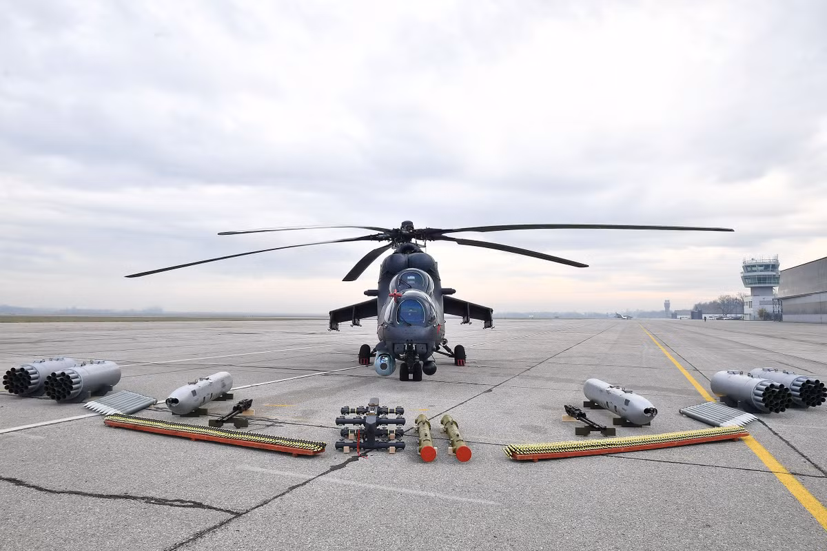 Hệ thống điện tử hiện đại của Mi-35M cho phép nó hoạt động trong mọi điều kiện thời tiết và hoạt động bất kể ngày đêm. Loại trực thăng này có phần cánh quạt đuôi hình chữ X cực kỳ nổi bật, khác hoàn toàn so với phiên bản Mi-28 trước kia. Nguồn ảnh: Livejour.