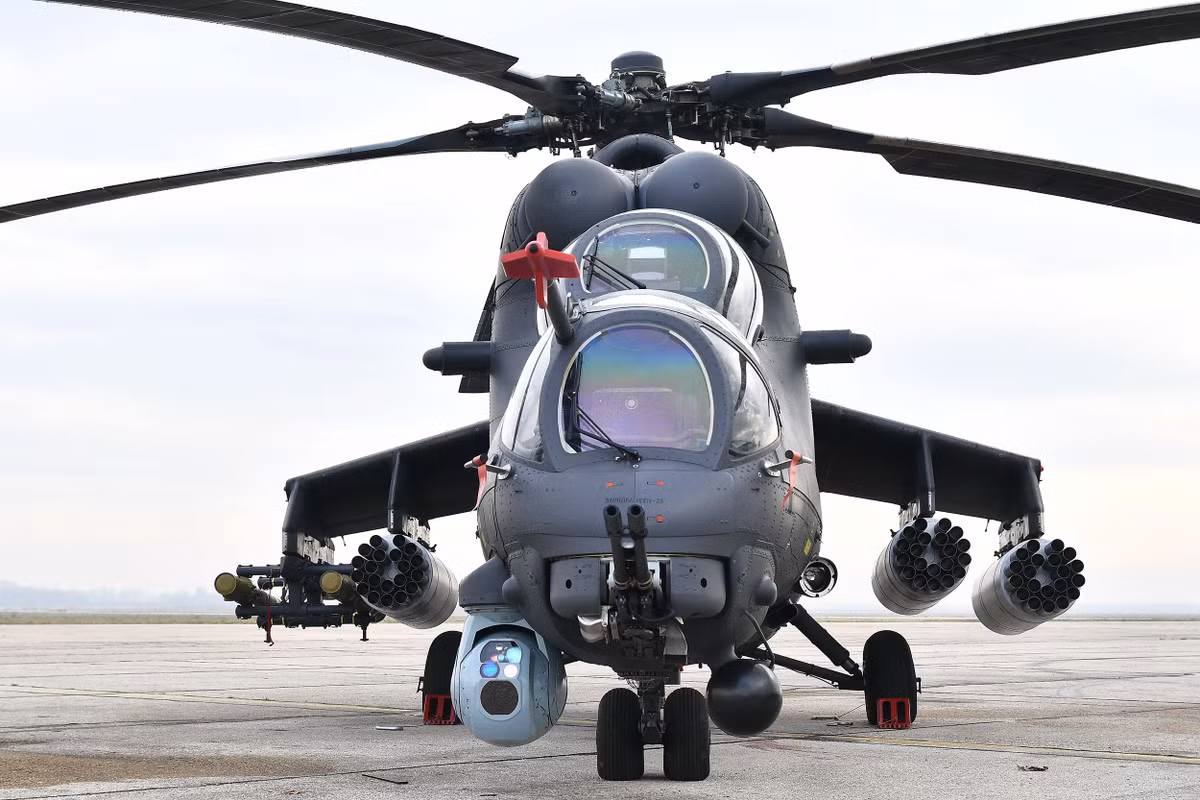 Về cơ bản, trực thăng tấn công Mi-35M được tối ưu hoá khả năng đối đầu và tiêu diệt thiết giáp mặt đất của đối phương. Tuy nhiên loại trực thăng này cũng có khả năng đối đầu và bắn hạ cả các UAV hoặc nhiều loại mục tiêu bay chậm khác. Nguồn ảnh: Livejour.