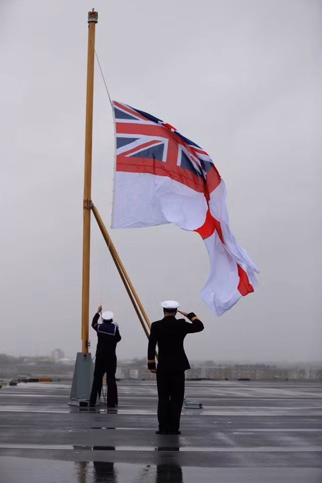 Có giá lên tới 4 tỷ USD cho mỗi chiếc, tàu sân bay HMS Queen Elizabeth cùng với tàu sân bay HMS Prince of Wales hiện tại đang là hai tàu chiến đắt đỏ nhất trong lịch sử đầy kiêu hùng của Hải quân Hoàng gia Anh. Nguồn ảnh: Livejournal.