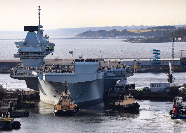 Khác với những loại tàu sân bay hiện đại ngày nay đang phục vụ trong hải quân Mỹ, các tàu HMS Queen Elizabeth và HMS Prince of Wales của Hải quân Hoàng gia Anh không sử dụng cầu nhảy và dây hãm đà để phóng - thu hồi máy bay. Nguồn ảnh: Livejournal.