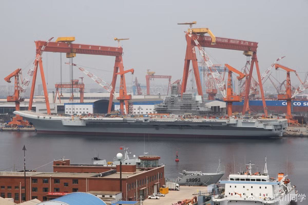 Điểm yếu của tàu sân bay Sơn Đông và cũng là điểm yếu nhất của Không quân Hải quân Trung Quốc hiện tại đó là nó không có bất cứ một loại máy bay cánh bằng nào khác hoạt động được trên tàu sân bay này trừ J-15. Nguồn ảnh: Sina.