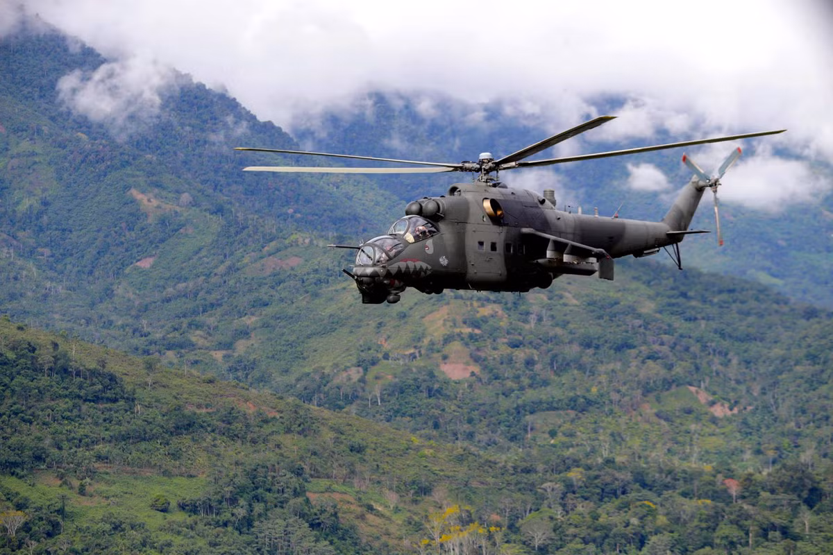 Trong cuộc chiến tranh giữa Libya và Chad năm 1987, có sự xuất hiện của một trực thăng Mi-25 Hind-D do Liên Xô sản xuất. Đây là loại trực thăng tấn công hạng nặng nhất thời điểm đó, có tính năng chở quân mà Mỹ "có nằm mơ cũng không có". Nguồn ảnh: Pinterest.