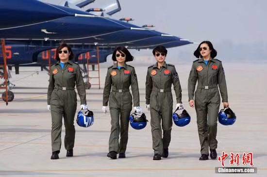 Hy vọng, trong tương lai các chị em sẽ không còn phải dùng bỉm khi bay và có thể thoải mái hoạt động không thua kém gì nam giới trong việc bay, chiến đấu cũng như "giải quyết nỗi buồn". Nguồn ảnh: Chinenews.