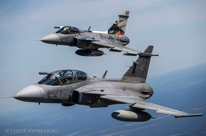 So với các loại tiêm kích một động cơ phổ biến khác như F-16 của Mỹ, giá thành và giá vận hành của JAS 39E đắt đỏ hơn rất nhiều lần nhưng thực tế thì hiệu quả chiến đấu của chiếc tiêm kích này vẫn khá "mờ ám". Nguồn ảnh: Pinterest.