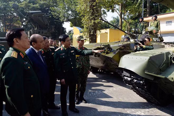 Cận cảnh xe tăng T-90SK cùng với xe chiến đấu bộ binh BMP-2 xuất hiện giữa lòng thủ đô Hà Nội. Nguồn ảnh: ANTĐ.