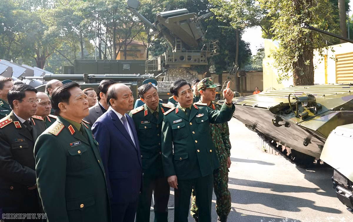 Thủ tướng Nguyễn Xuân Phúc được giới thiệu về các loại khí tài hieenjd dại của lực lượng tăng thiết giáp. Góc phải ảnh là loại xe chiến đấu bộ binh BMP-2 hiện đại nhất của Việt Nam hiện nay. Nguồn ảnh: Chinhphu.