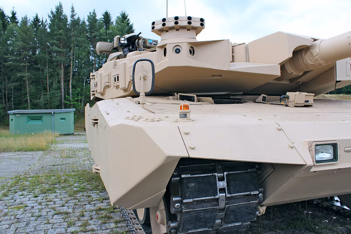 Về cơ bản, phiên bản Leopard 2 Revolution này được cải biên rất nhiều chi tiết so với phiên bản cũ, thậm chí hoàn toàn không còn nhận ra thiết kế của chiếc Leopard 2 qua hình dáng bên ngoài của phiên bản Revolution này. Nguồn ảnh: Pinterest.