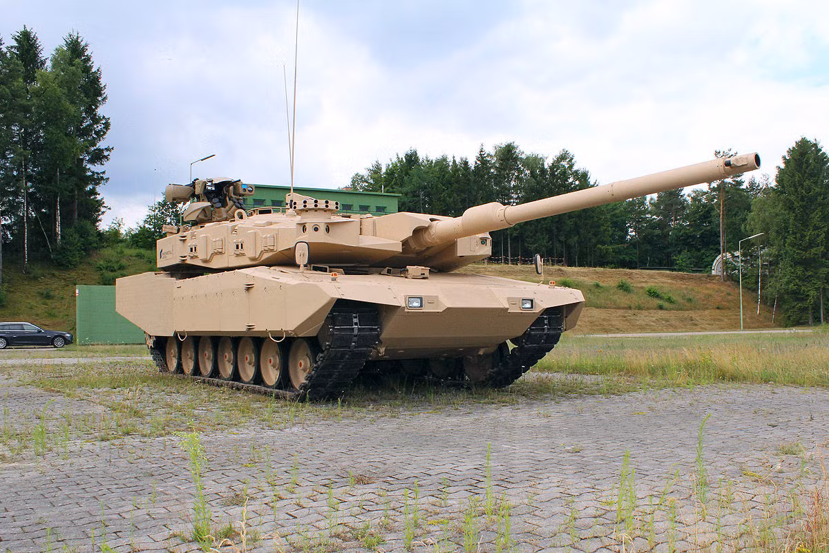 Khác với những phiên bản trước đây của xe tăng chủ lực Leopard 2, phiên bản mới nhất của dòng xe tăng này không được đánh số như thông thường mà được đặt cái tên rất hoành tráng, đó là Leopard 2 "Cách Mạng". Nguồn ảnh: Pinterest.