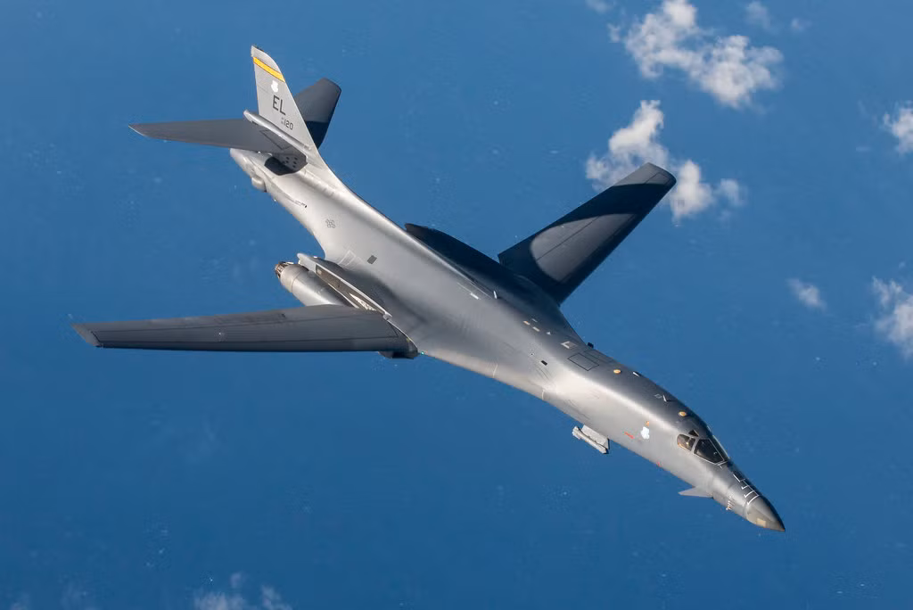 Tuy nhiên, thực tế biến hoá khôn lường đã khiến B-1B Lancer phải đóng vai máy bay ném bom chiến lược với vai trò oanh tạc hoả lực vào trận địa, bay liên tục ở tốc độ cao trong nhiều giờ liên tục để giám sát chiến trường. Nguồn ảnh: Pinterest.