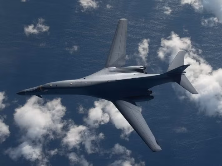 Khi được thiết kế và ra đời trong những năm cuối của thập niên 70, máy bay ném bom B-1B Lancer được chế tạo với mục đích "tối thượng" đó là bay thấp ở tốc độ cao. Nguồn ảnh: Pinterest.