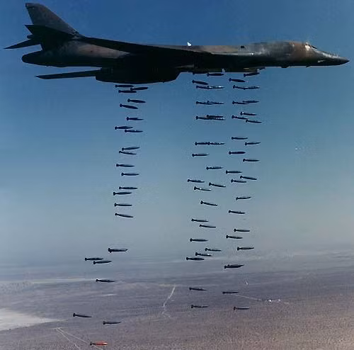 Tốc độ bay chậm hơn cũng sẽ giúp cho B-1B Lancer chịu ít lực tác động vào phần khung thân, đặc biệt là khu vực cơ khí chịu trách nhiệm "cụp - xoè" cánh máy bay. Đây là điều cực kỳ quan trọng, giúp tăng đáng kể tuổi thọ của chiếc máy bay này. Nguồn ảnh: Pinterest.