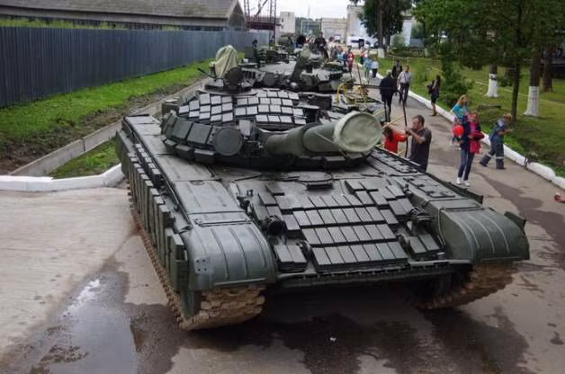Theo nhiều chuyên gia quân sự, việc đặt hàng các xe tăng T-72 của Lào là một sự lựa chọn phù hợp không những cho việc cải thiện hiệu suất chiến đấu của quân đội nước này mà còn góp phần vào việc cải thiện mối quan hệ hợp tác quân sự giữa hai nước Lào và Nga. Nguồn ảnh: Pinterest.