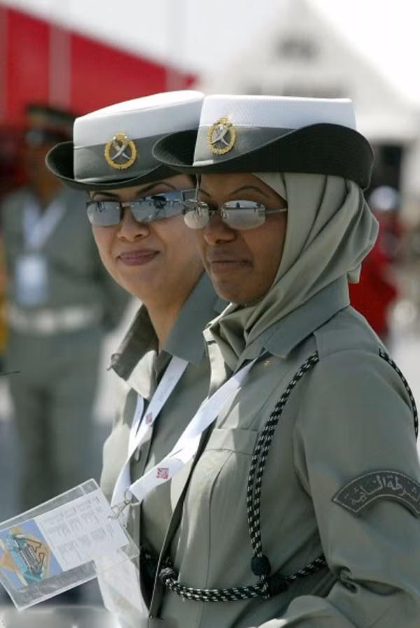 Nữ quân nhân quân đội Bahrain theo đạo Hồi vẫn sử dụng khăn chùm mặt khi mặt quân phục. Nguồn ảnh: Thewondrous.