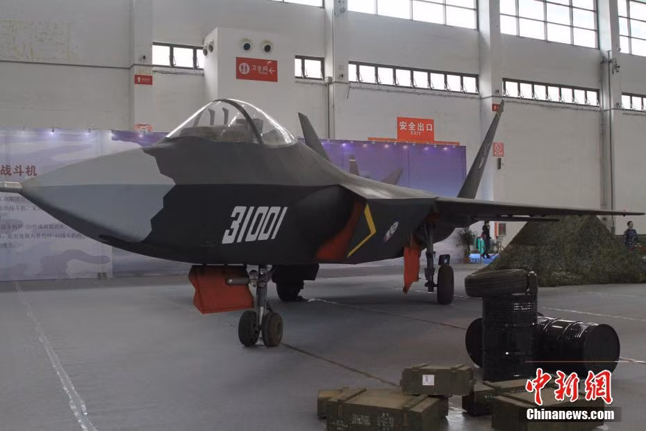 Tất nhiên, J-31 vẫn chỉ được coi là bản thiết kế mang tính "chắp vá" của Trung Quốc dựa trên F-35B. Tuy nhiên không loại trừ khả năng, J-31 vẫn sẽ đủ khả năng hoạt động trên tàu sân bay (như F-35C) và thậm chí còn được Trung Quốc xuất khẩu trong tương lai. Nguồn ảnh: Chinanews.
