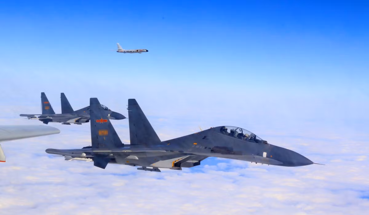 Không chỉ MiG-21, tiêm kích Su-27 của Liên Xô cũng trở thành "nạn nhân" khi bị Trung Quốc sao chép và sử dụng với cái tên J-11. Trung Quốc có trong tay các kỹ thuật chế tạo tiêm kích Su-27 kèm theo bản vẽ thiết kế của chiến đấu cơ này khi Liên Xô tan rã. Nguồn ảnh: Pinterest.