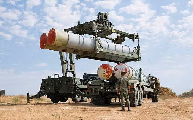 "Trong lãnh thổ Syria, quyền sử dụng hệ thống tên lửa phòng không tầm xa này được kiểm soát chặt chẽ bởi quân đội Nga, có thể S-300 được lệnh không tham gia chiến đấu".