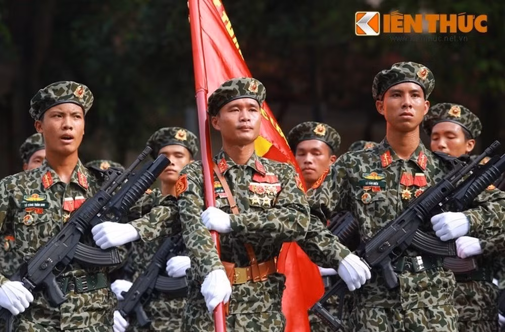 Loại phóng lựu cá nhân thứ hai mà quân đội Việt Nam đang sử dụng với số lượng khá phổ biến đó là súng phóng lựu kẹp nòng M203 và các loại súng phóng lựu tương tự sử dụng cỡ nòng 40mm.