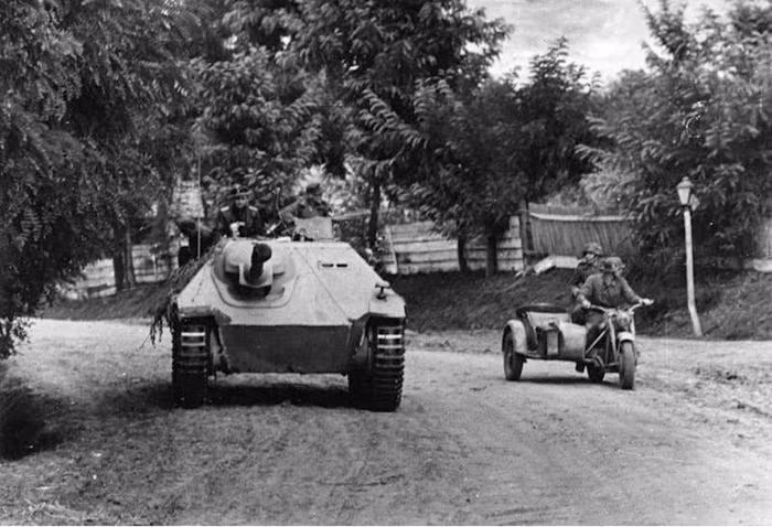 Pháo tự hành chống tăng Hetzer cũng được coi là một chuẩn mực trong tác chiến đô thị - nơi mà những loại xe tăng chủ lực thường tỏ ra bất lực. Với lợi thế nhỏ, dễ xoay sở, hoả lực chống tăng đủ mạnh, pháo tự hành chống tăng Hetzer dường như là cảm hứng để Nga chế tạo ra dòng thiết giáp hỗ trợ xe tăng BMPT Terminator. Nguồn ảnh: BI.