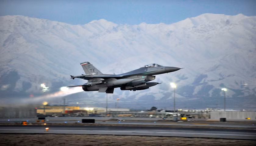 Mặc dù có kích thước nhỏ, chỉ có một động cơ nhưng khả năng mang vũ khí của F-16 vẫn rất đáng nể với việc nó có tổng cộng 11 giá treo dưới cánh và bụng, mang theo được tối đa 7.7 tấn vũ khí các loại - nghĩa là gần bằng Su-30 với hai động cơ nhưng cũng chỉ mang được khoảng 8 tấn vũ khí. Nguồn ảnh: Twitter.