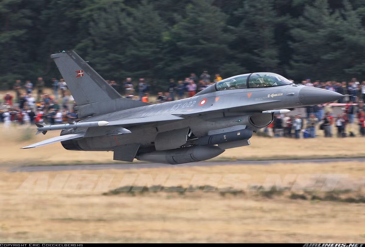 Một trong những phiên bản phổ biến nhất của F-16 hiện nay là F-16C Block 50. Phiên bản này sử dụng động cơ GE F110 turbofan cho phép máy bay đạt tốc độ lên tới Mach 1.2 ở độ cao thấp, Mach 2.0 ở độ cao lớn. Nguồn ảnh: Twitter.