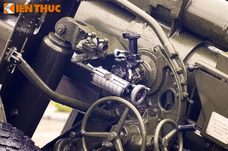 Cận cảnh hệ thống lấy chỉ thị mục tiêu trên pháo, đáng tiếc là khi trưng bày, phần kính ngắm của pháo đã bị tháo bỏ.