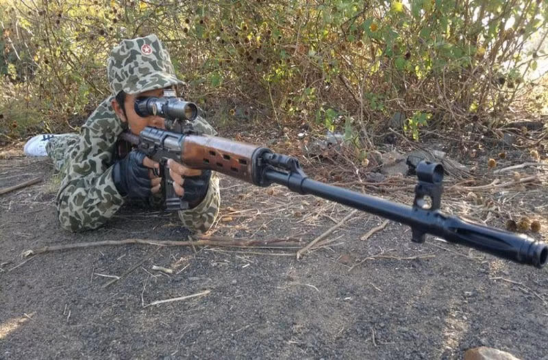Về cơ bản, súng bắn tỉa Dragunov - giống với mọi loại vũ khí được Liên Xô cho ra đời trong thời bấy giờ, có độ bền cao, độ ổn định khi sử dụng, phù hợp với điều kiện khí hậu có phần khắc nghiệt ở Việt Nam. Nguồn ảnh: QĐND.