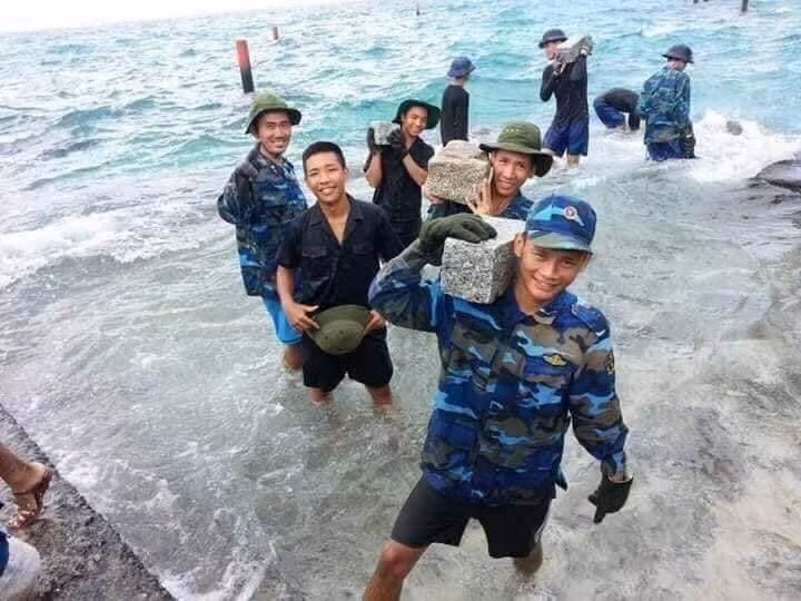 Trong quá trình xây dựng đảo Trường Sa, tai nạn có thể xảy ra bất cứ lúc nào và ở giữa biển khơi, mọi vết thương dù là nhỏ nhất cũng có thể sẽ rất nguy hiểm khi không có đủ điều kiện chữa trị. Nguồn ảnh: TTTDHCM.